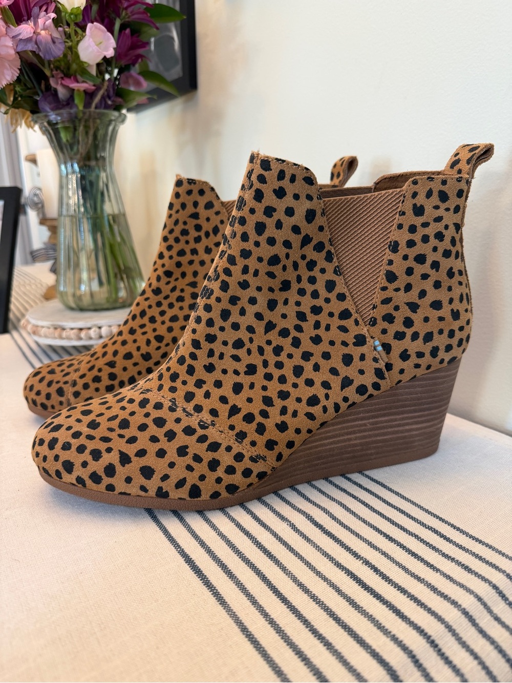 TOMS Leopard Print Wedge Ankle Booties Suede Chelsea Boots Women’s Size 11 WW